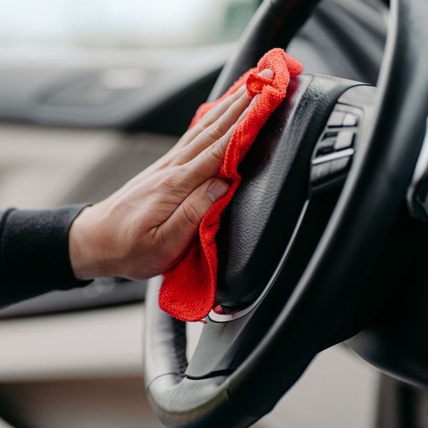 Cleaning a steering wheel