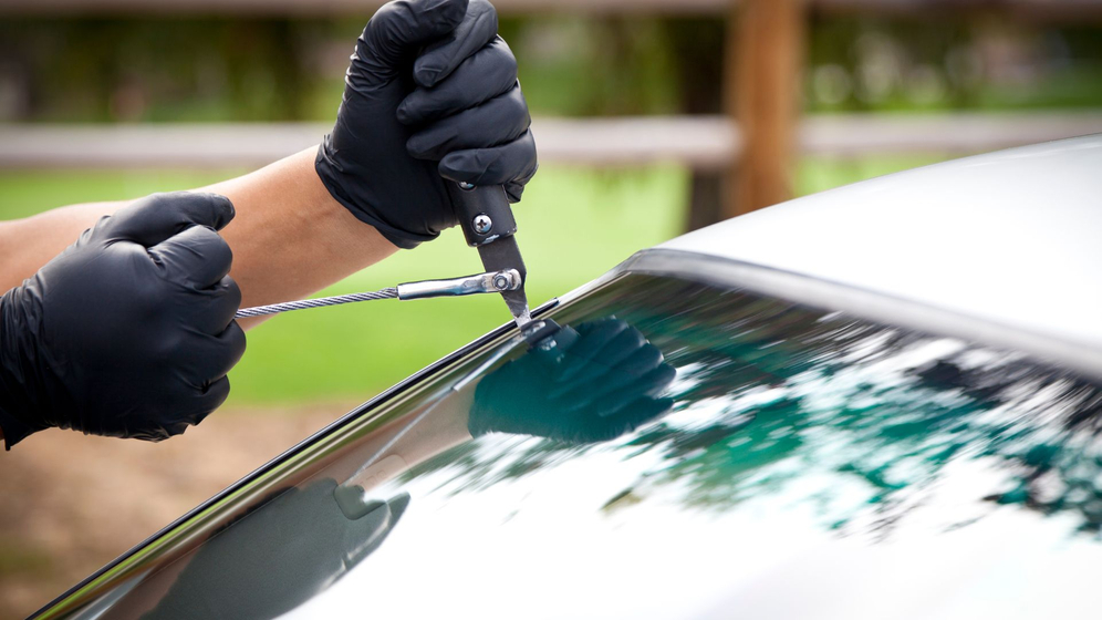technician replacing windshield Featured Images (9).jpg