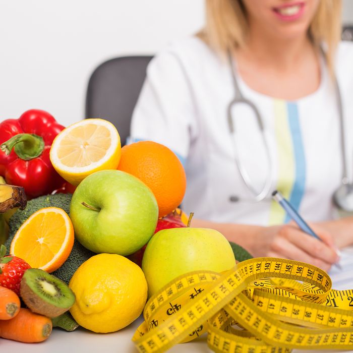 a nutritionist assisting a patient with nutritional coaching services