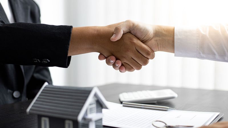 people shaking hands for estate sale services