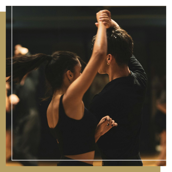 Una pareja joven disfruta de un momento de alegría y libertad mientras bailan juntos. La imagen simboliza los servicios de una firma de abogados de Nueva York ayudan a proteger para la comunidad inmigrante.
