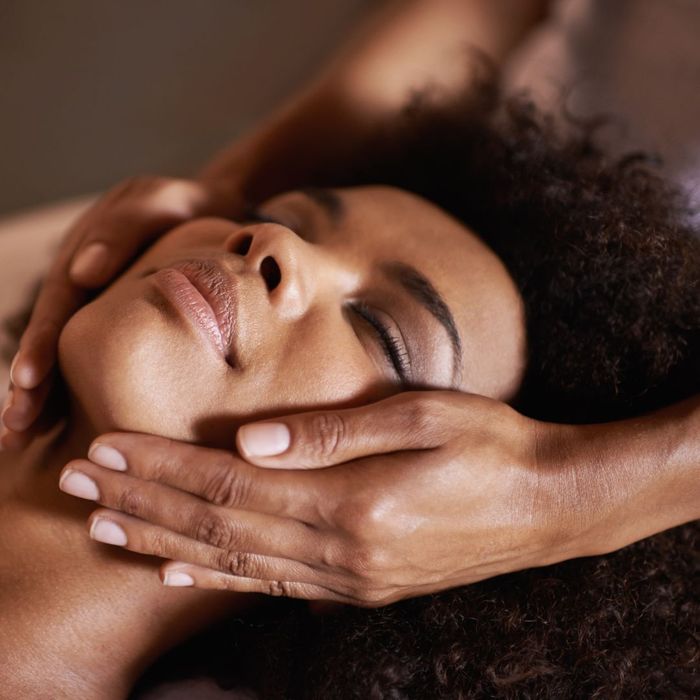 woman receiving a relaxing facial