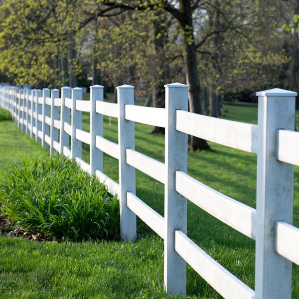 white vinyl fence