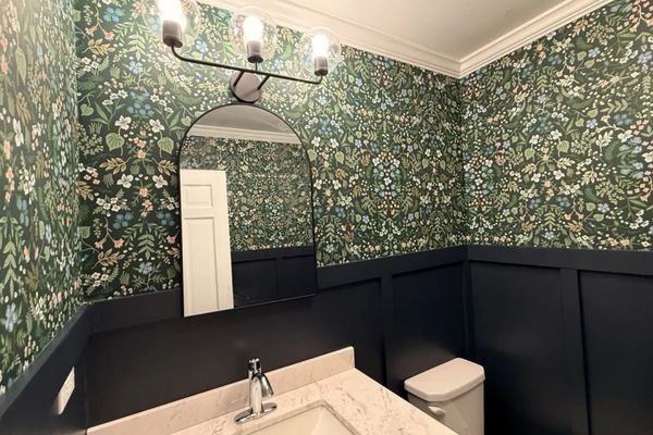 Green flower wallpaper design in the bathroom 