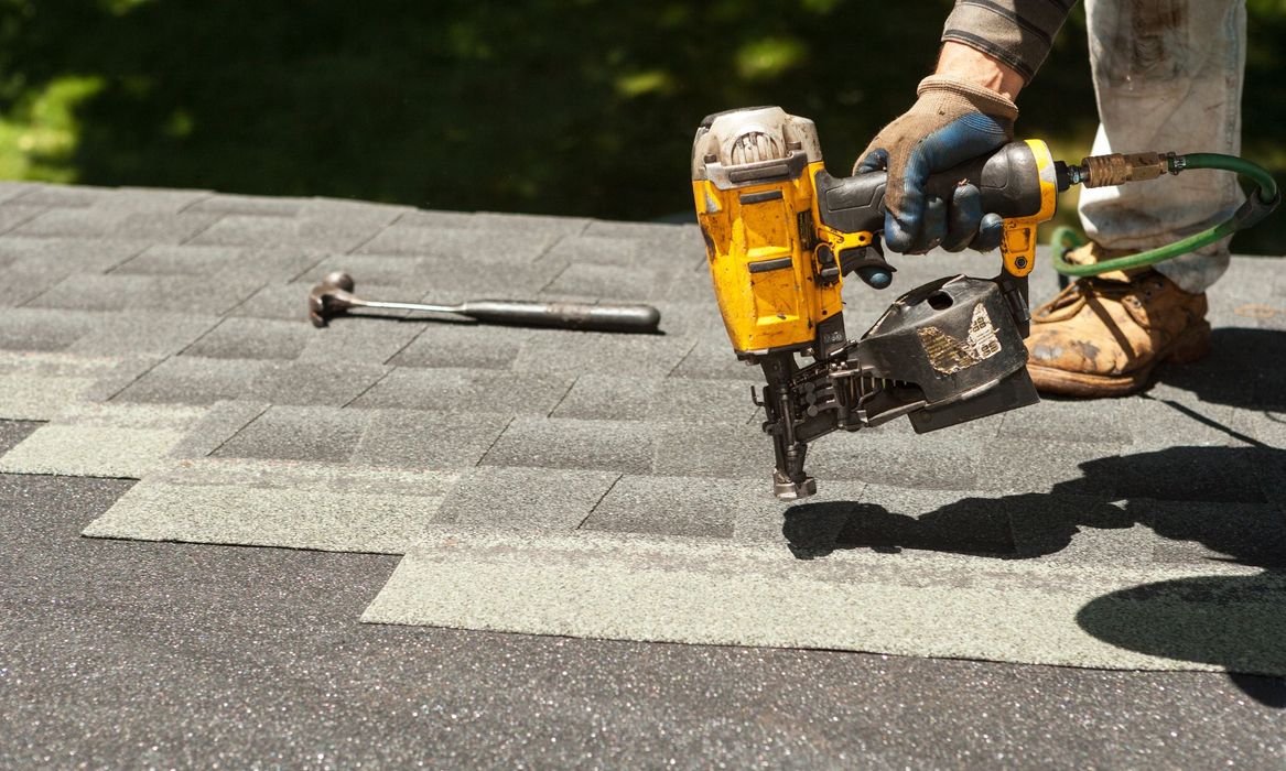 installing roofing shingles