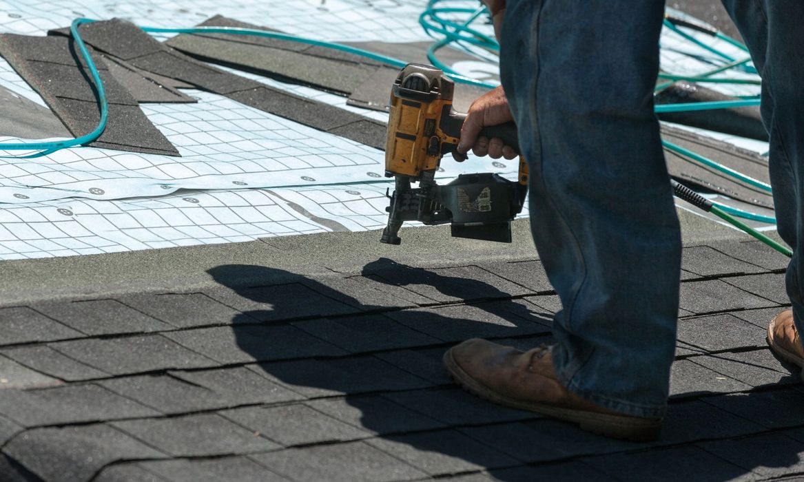 installing roofing shingles