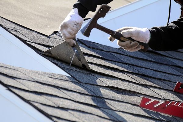 installing roof shingles