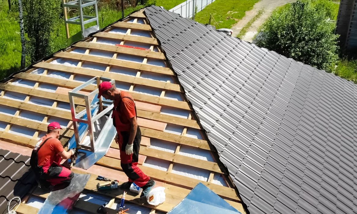 installing roofing shingles