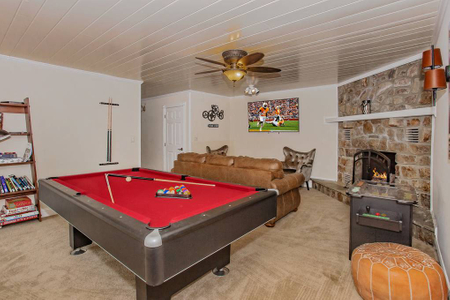 Pool table in Ski View Getaway game room