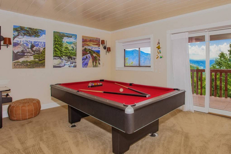 Pool table in Ski View Getaway game room