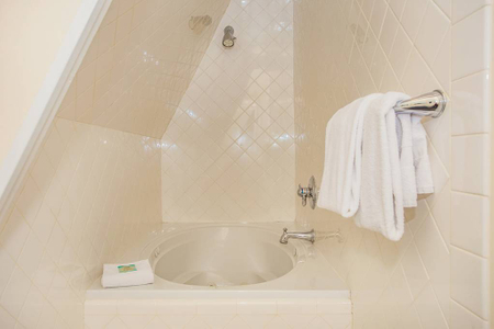 Loft bathroom tub in Gatlingburg Chalet