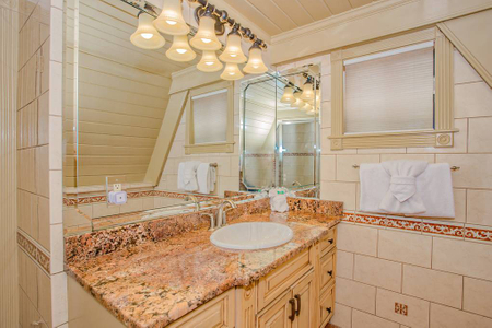 Main bathroom in Gatlingburg Chalet