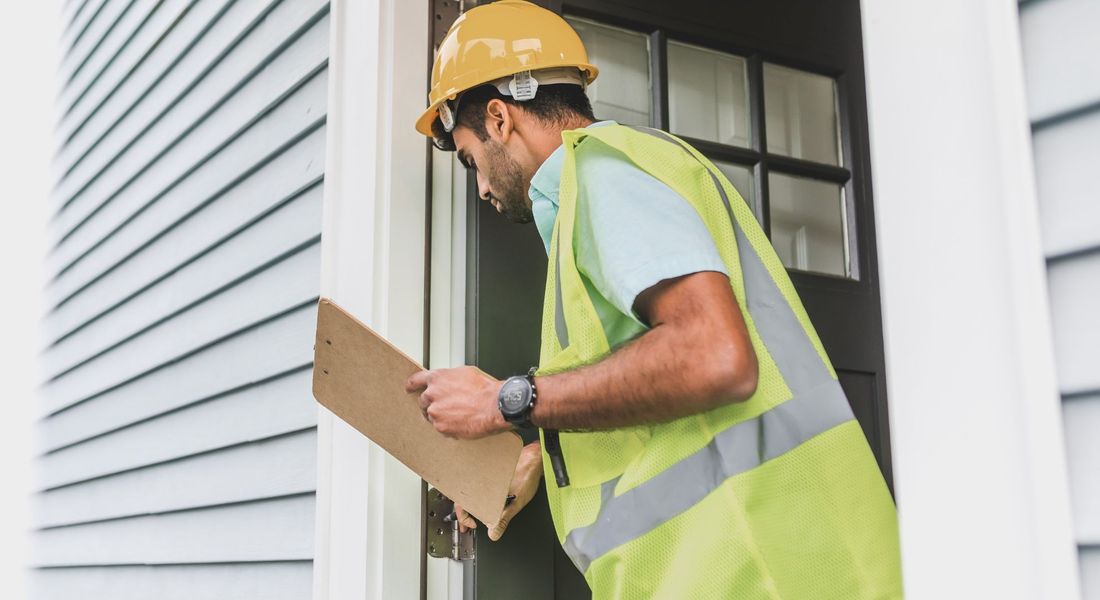 hoe inspector looking at hinges