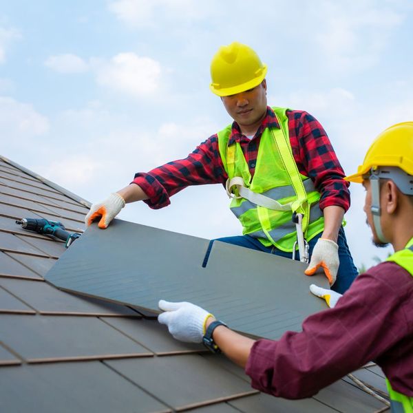 Roof contractors compare roofing materials