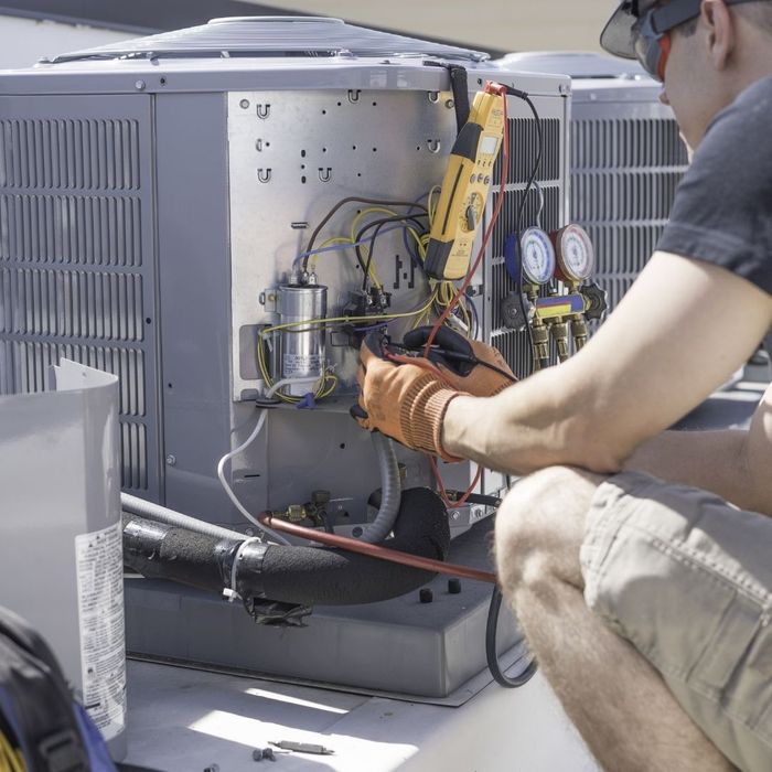 AC contractor evaluating an AC system for refrigerant leaks
