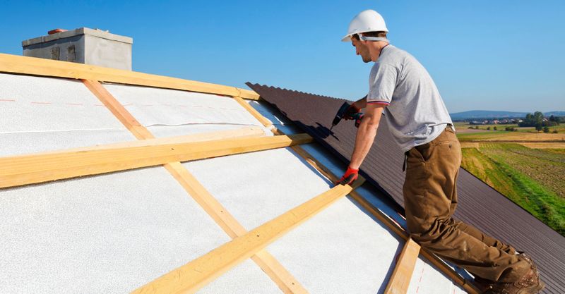 M37348 - Jiles Roofing and Solar - 4 Tips for Hiring a Roofing Company - Feature Image.jpg