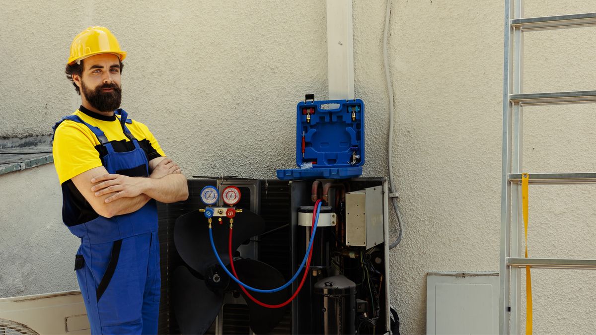 AC repair technician in South Florida performing air conditioning service