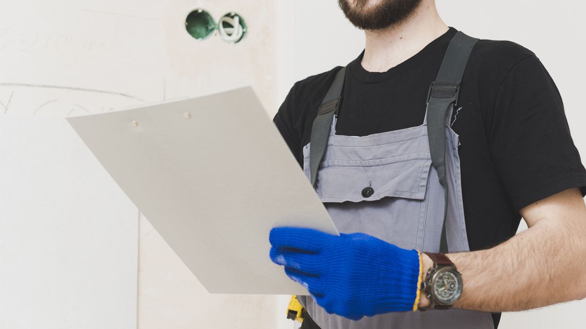 HVAC technician with a clipboard during an AC diagnostic inspection in South Florida