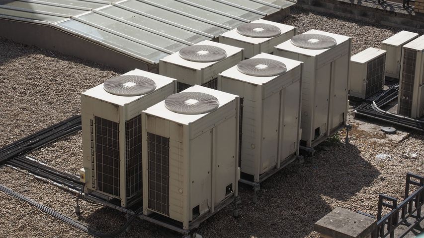Professional VRF/VRV system installed on a commercial rooftop in South Florida by expert HVAC technicians. Ideal example of efficient cooling setup for Miami-Dade, Broward, and Palm Beach properties. VRF/VRV System Installation on Commercial Rooftop in South Florida
