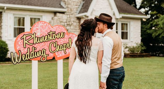 Couple kissing in front of wedding venue  