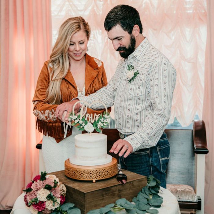 couple cutting cake 
