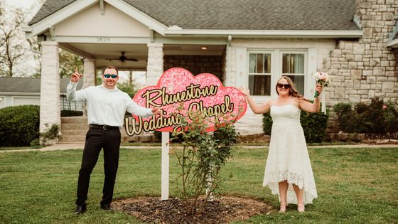 couple in front of nashville wedding chapel