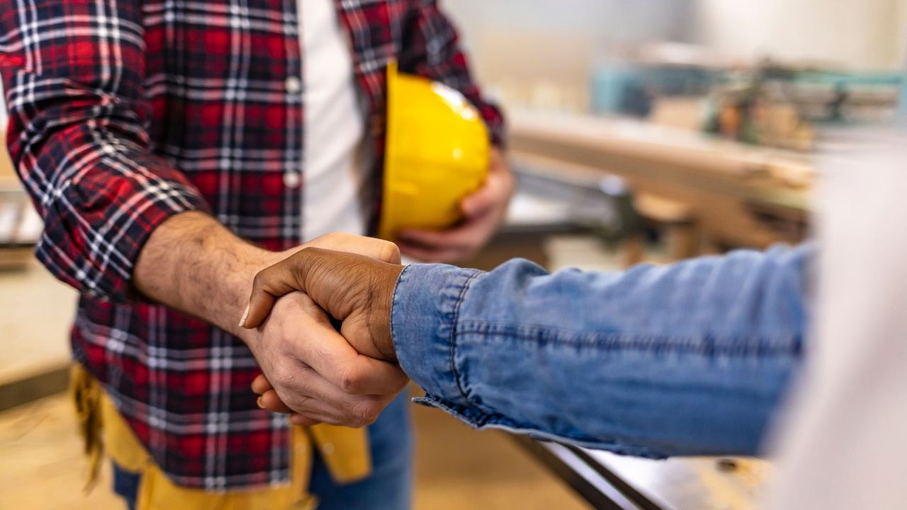 contractor shaking hands with homeowner