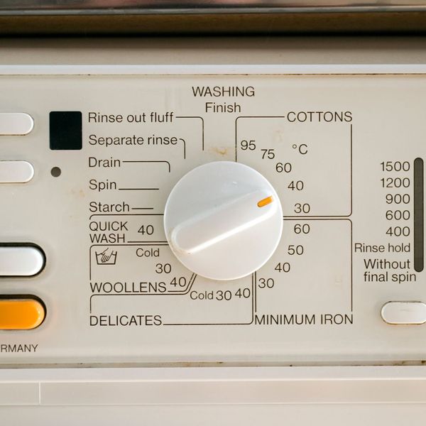 Control settings on a vintage washing machine