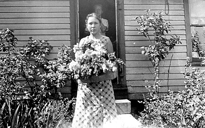 Carrie-flowers-1932.jpg