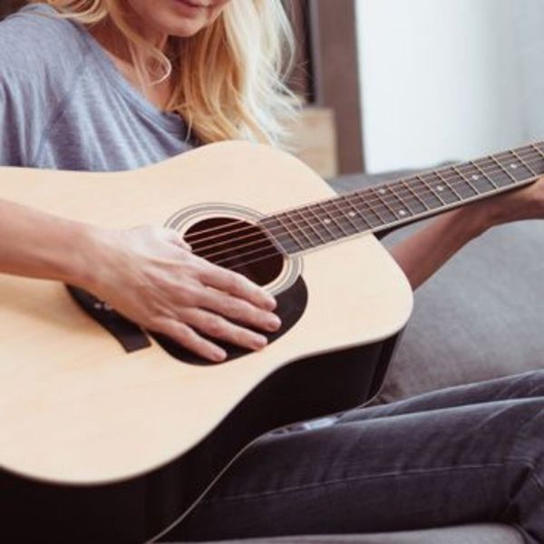 Heather Hobbs playing the acoustic guitar