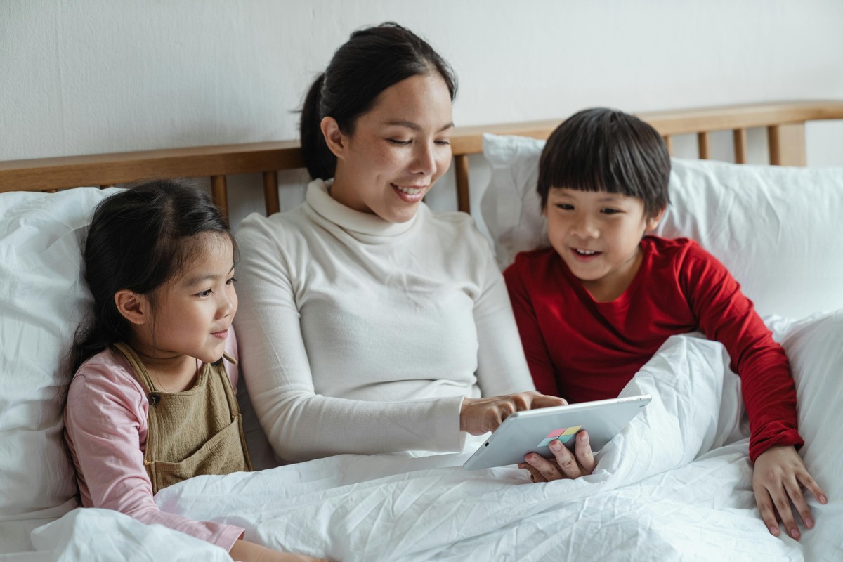 Promoting Healthy Screen Time Habits: Tips for Tech-Savvy Parenting