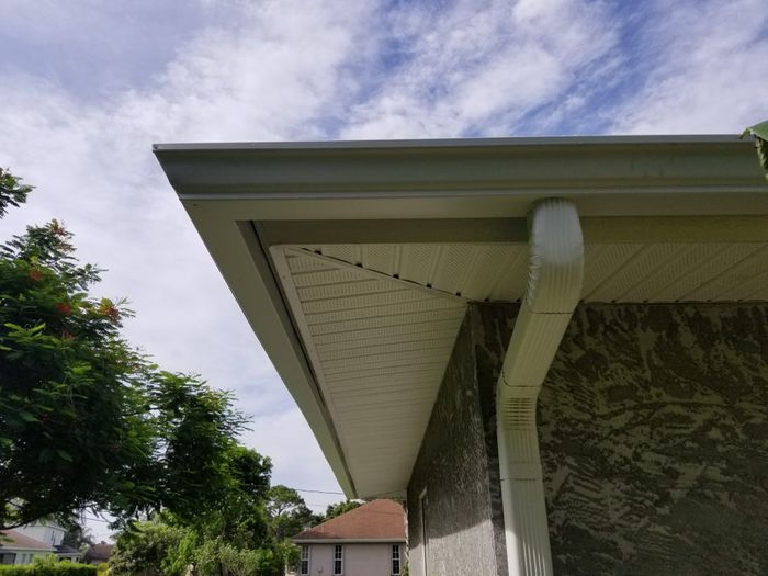 SEAMLESS GUTTERS St. Lucie Siding