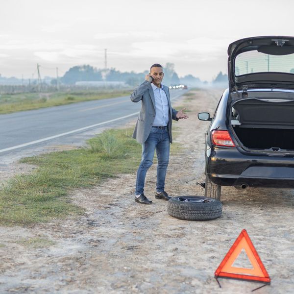 Roadside Assistance for Flat Tires_ What to Do Before Help Arrives.Image1 (3).jpg