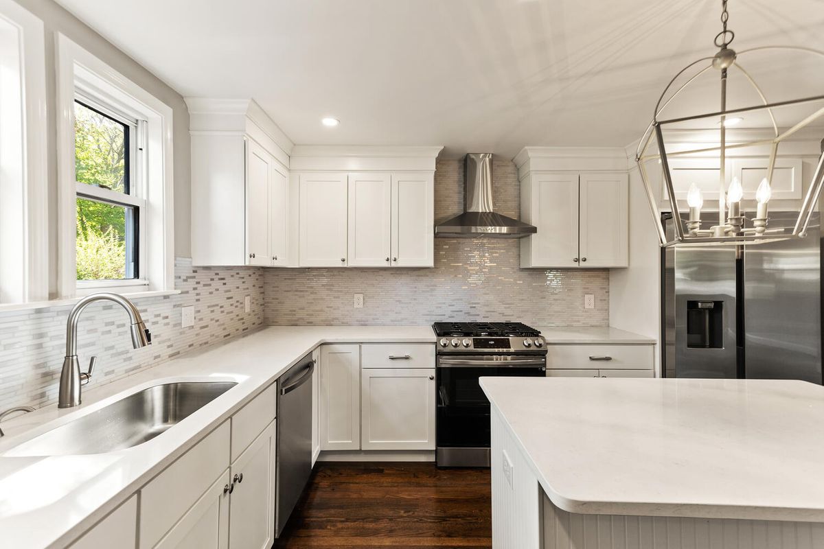 48 Pinewood Ave Billerica MA-large-013-012-13 Kitchen2-1500x1000-72dpi.jpeg