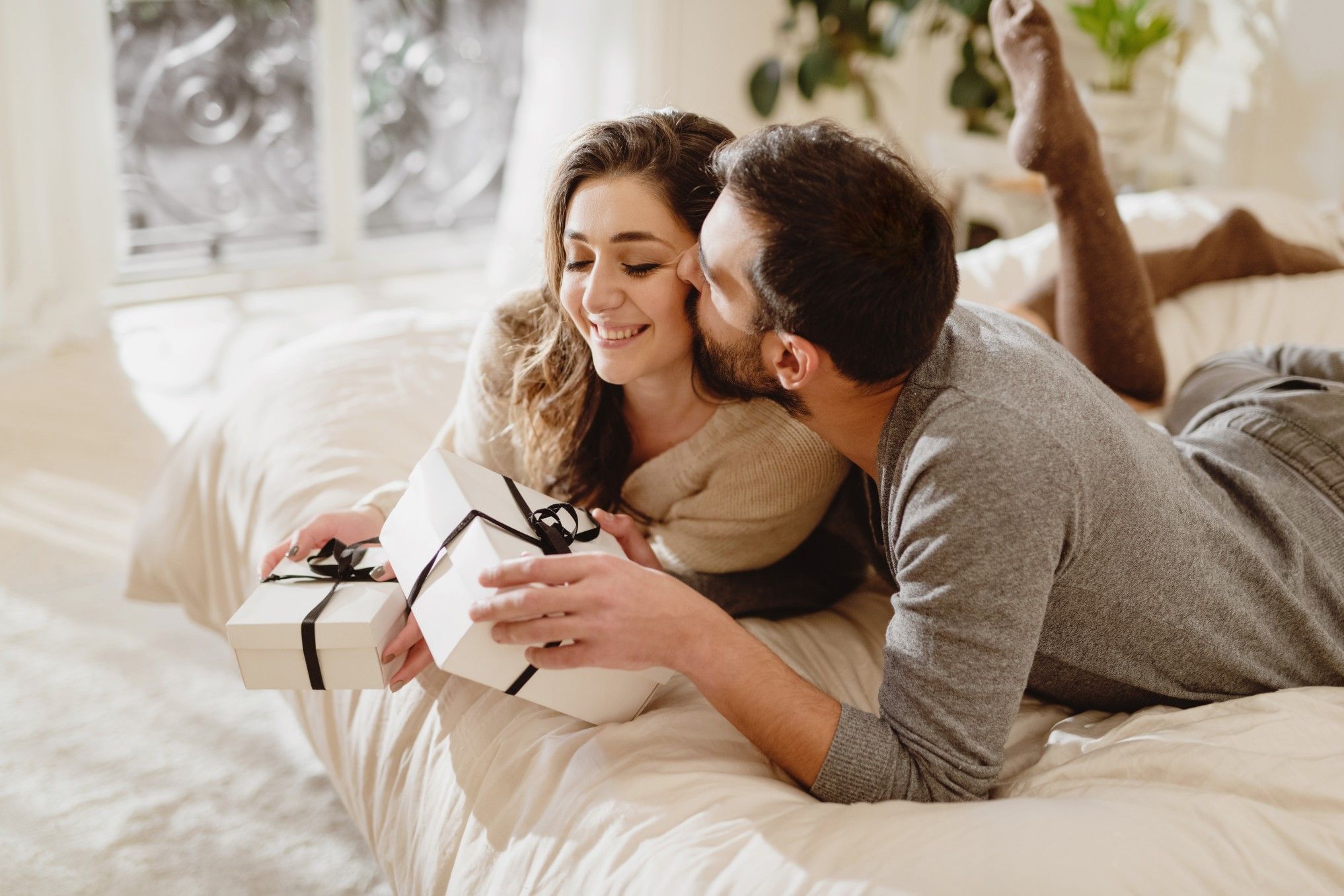 couple-love-celebration-gift-surprise-together-relationship-valentine-gifts-present_t20_2WpwK8.jpg