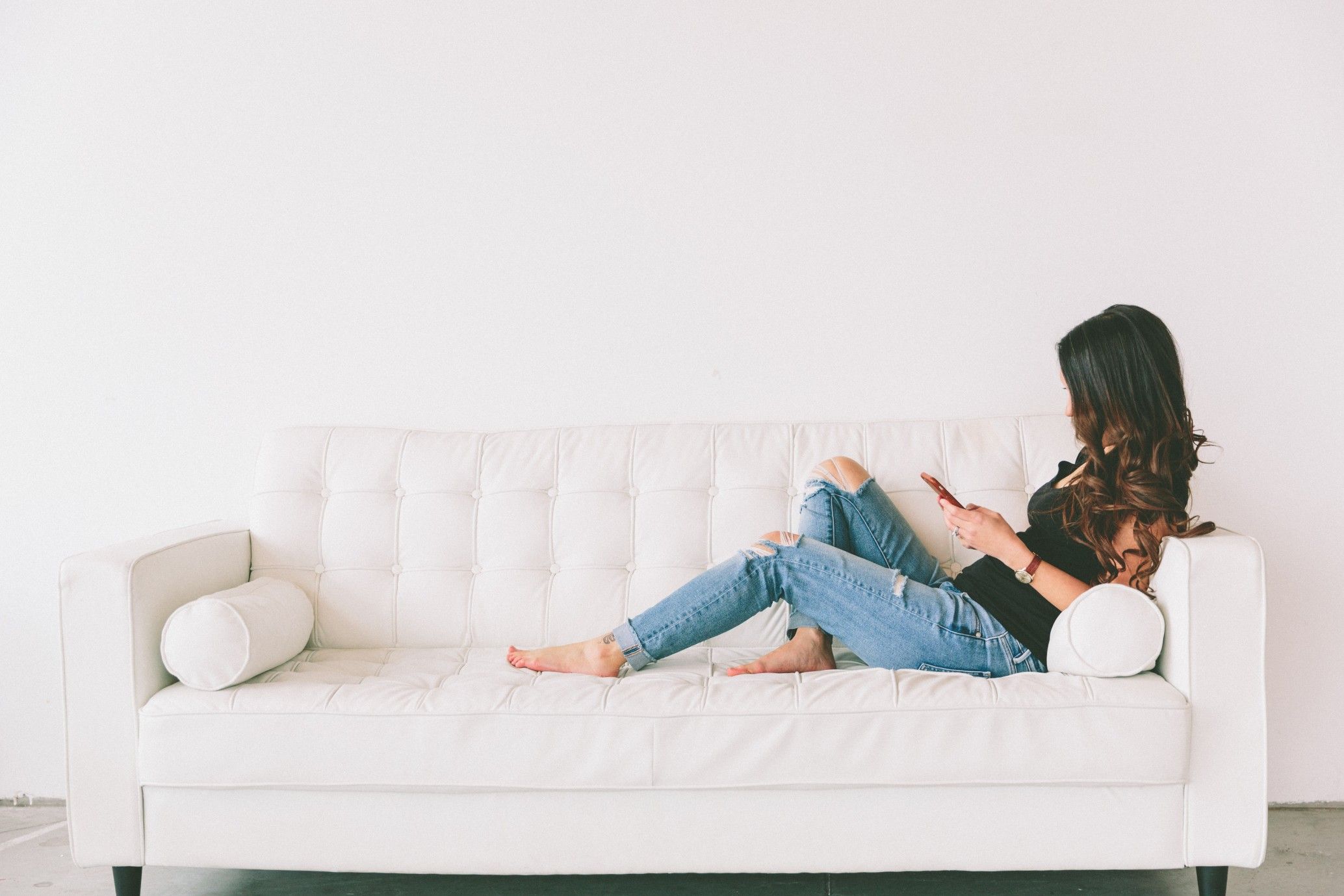 sitting-technology-relaxing-home-woman-simple-phone-couch-smartphone-texting_t20_NGWQAn.jpg