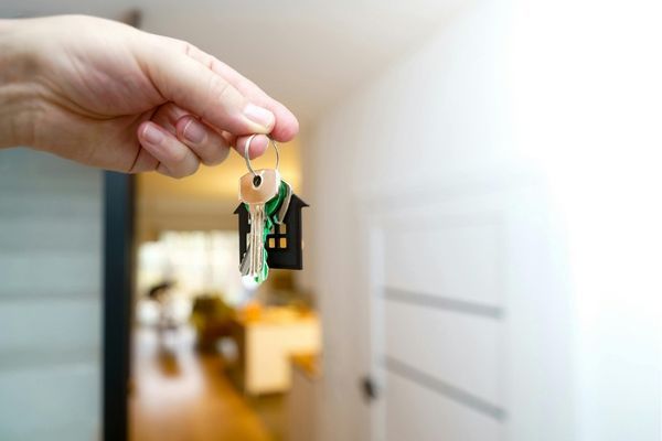 hand holding keys