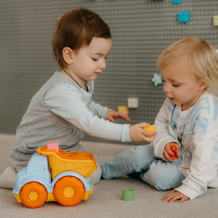 kids sharing toys