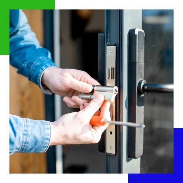 locksmith repairing lock