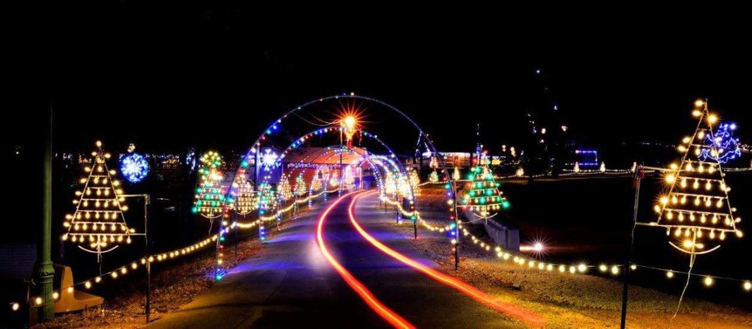 christmas-lights-display-with-a-private-car-pfkcziiezwuvenr2o285wk90sfv7qmk20481mi9aq0.jpg
