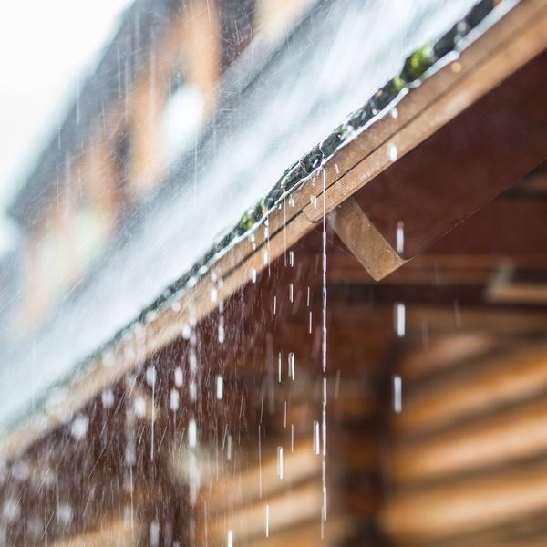 rain running off a roof Seamless Aluminum Gutters Vs. Traditional (4).jpg