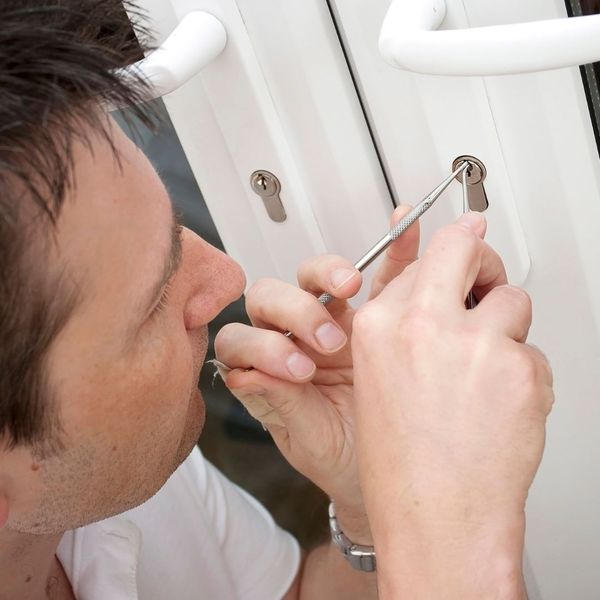 locksmith unlocking residential door