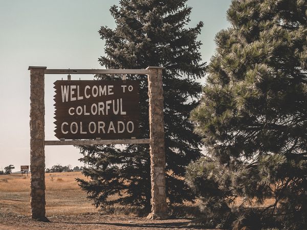 An outdoor sign that says, “Welcome to Colorful Colorado.” 