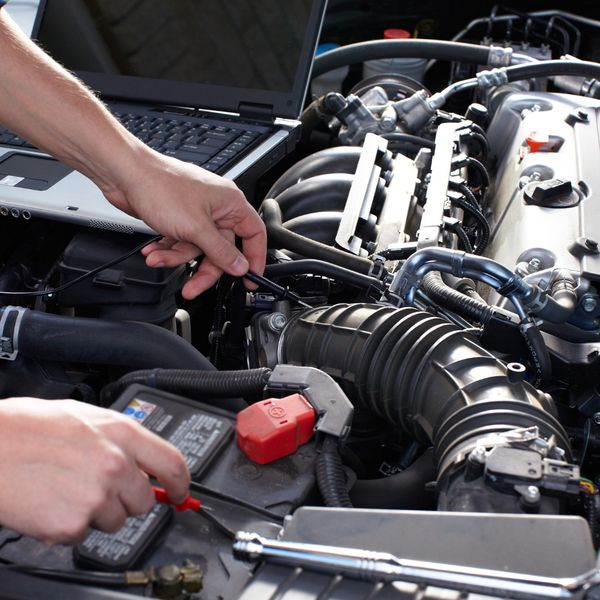 Car mechanic with a laptop