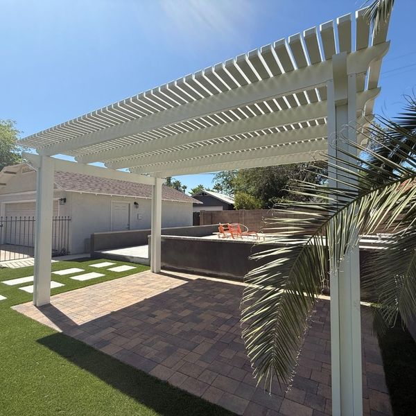 Beating the Heat_ The Best Shade Solutions for Phoenix Homeowners - 1.jpg