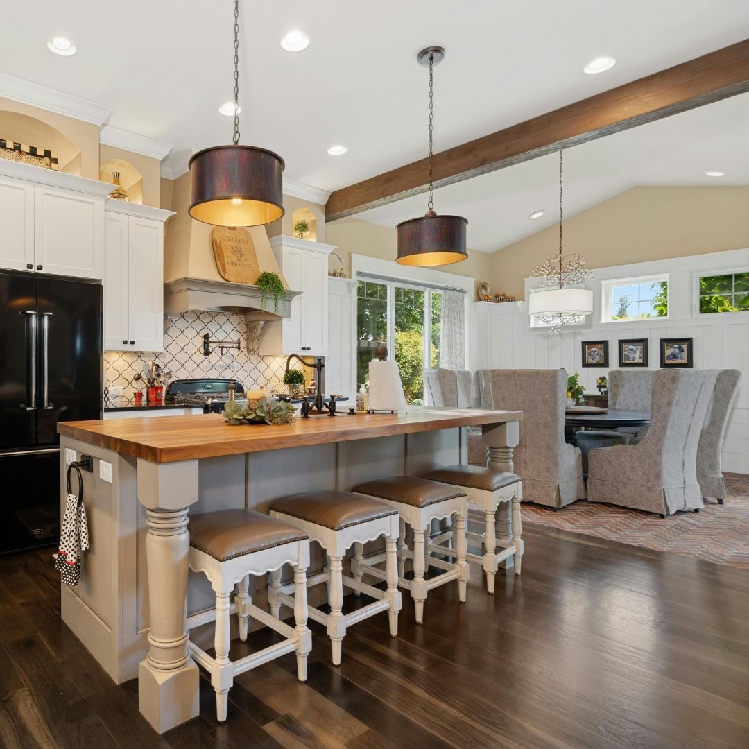 Stunning kitchen with nice hardwood flooring