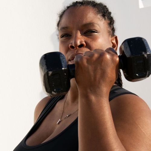 woman lifting a dumbell