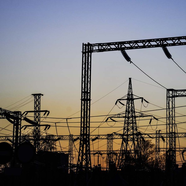 Power station with power cables