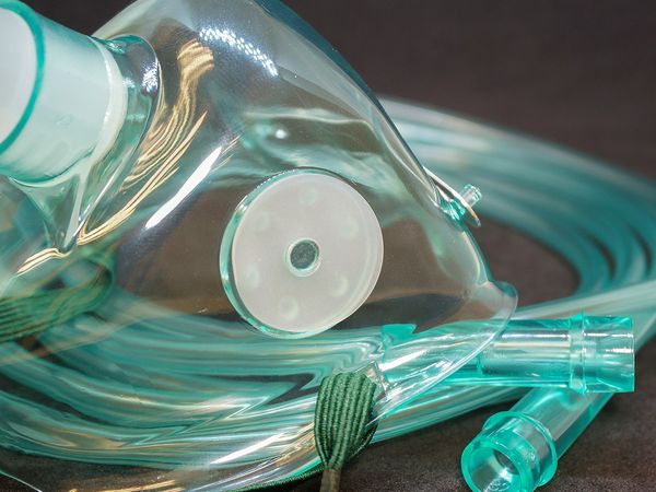 An image of an oxygen mask.