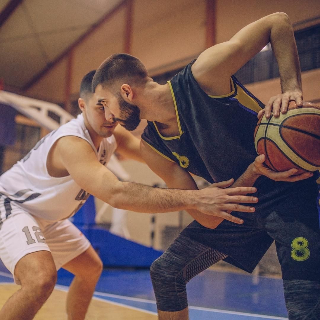 College basketball recruits playing